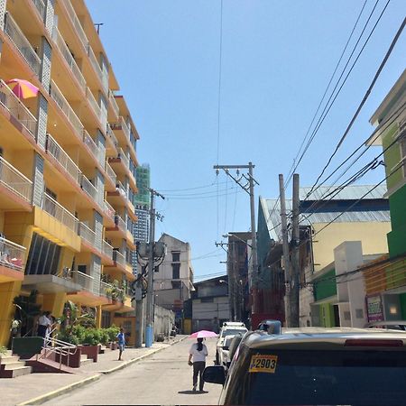 Crossroads Hostel Manila Mandaluyong Bagian luar foto