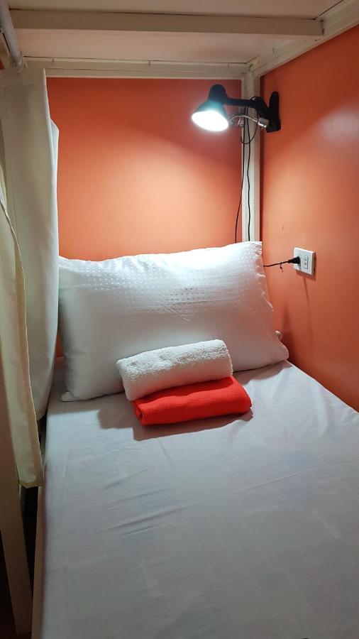 Crossroads Hostel Manila Mandaluyong Bagian luar foto