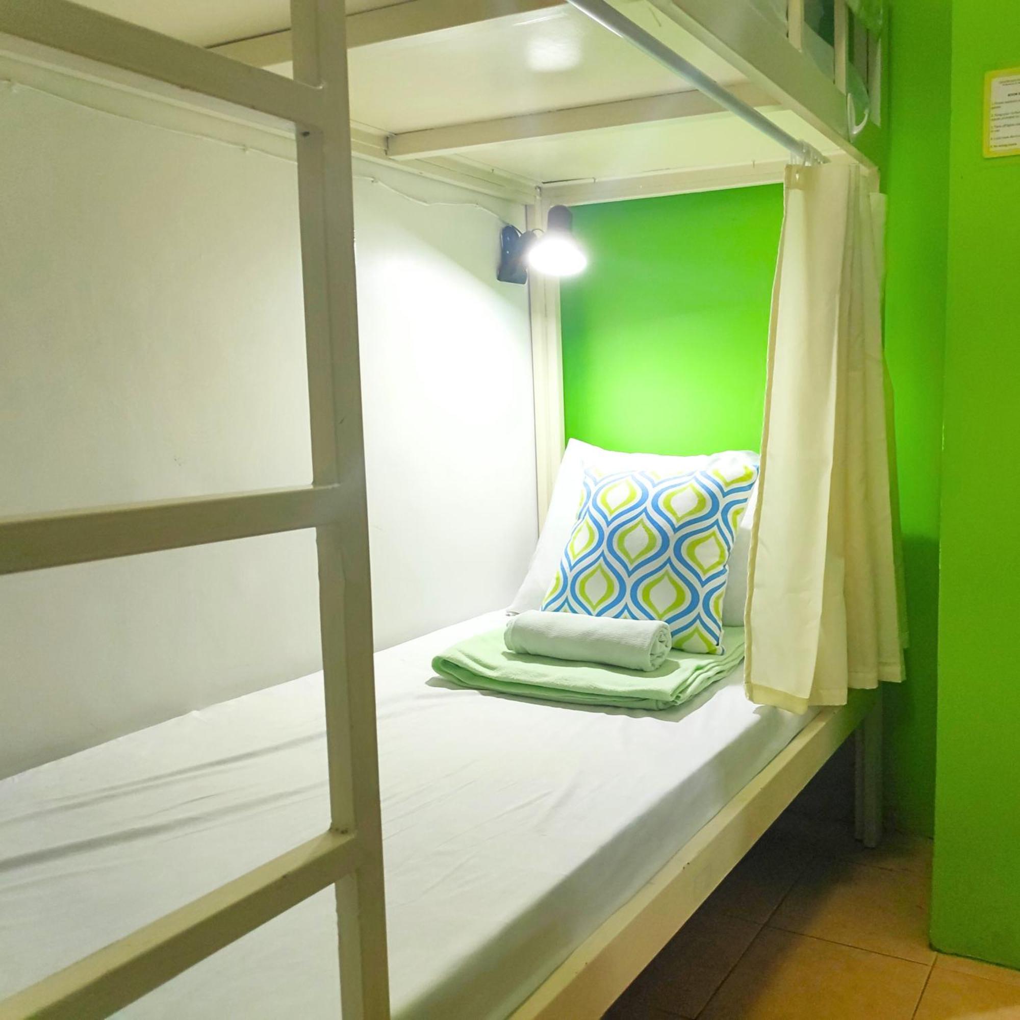 Crossroads Hostel Manila Mandaluyong Bagian luar foto