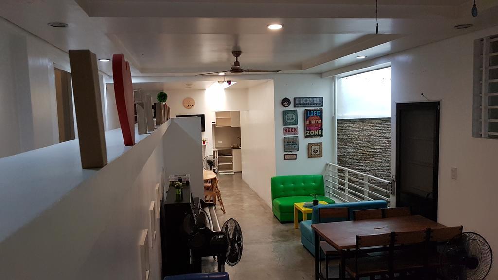 Crossroads Hostel Manila Mandaluyong Bagian luar foto