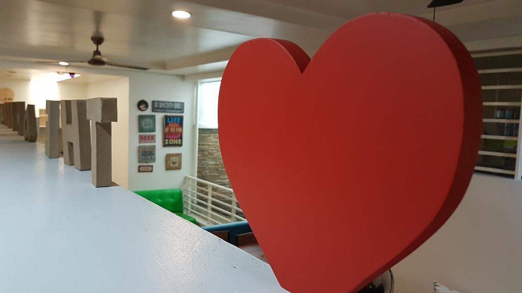 Crossroads Hostel Manila Mandaluyong Bagian luar foto