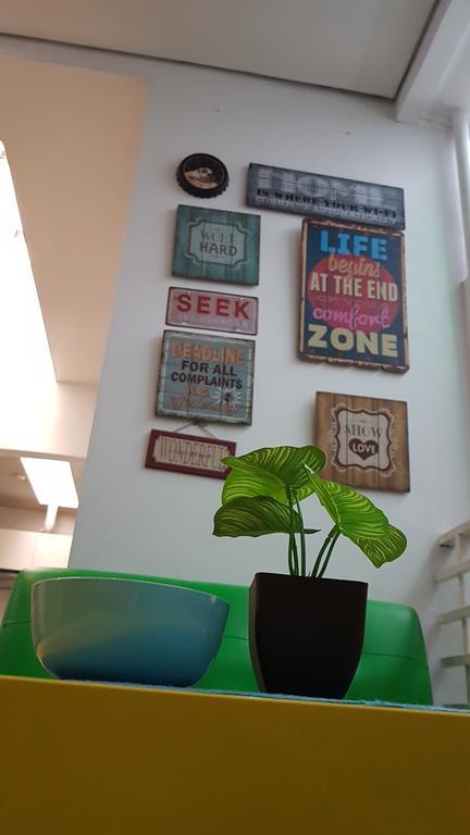 Crossroads Hostel Manila Mandaluyong Bagian luar foto