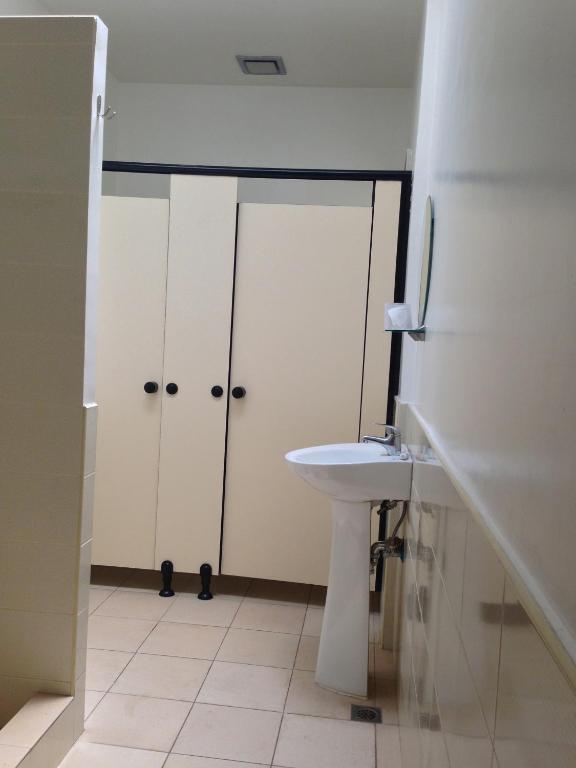 Crossroads Hostel Manila Mandaluyong Bagian luar foto