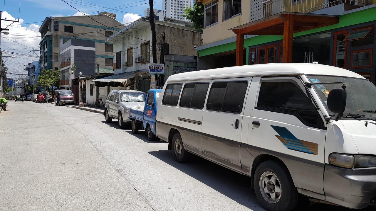 Crossroads Hostel Manila Mandaluyong Bagian luar foto