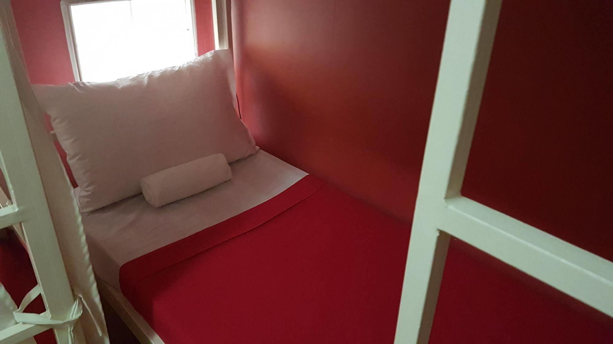 Crossroads Hostel Manila Mandaluyong Bagian luar foto