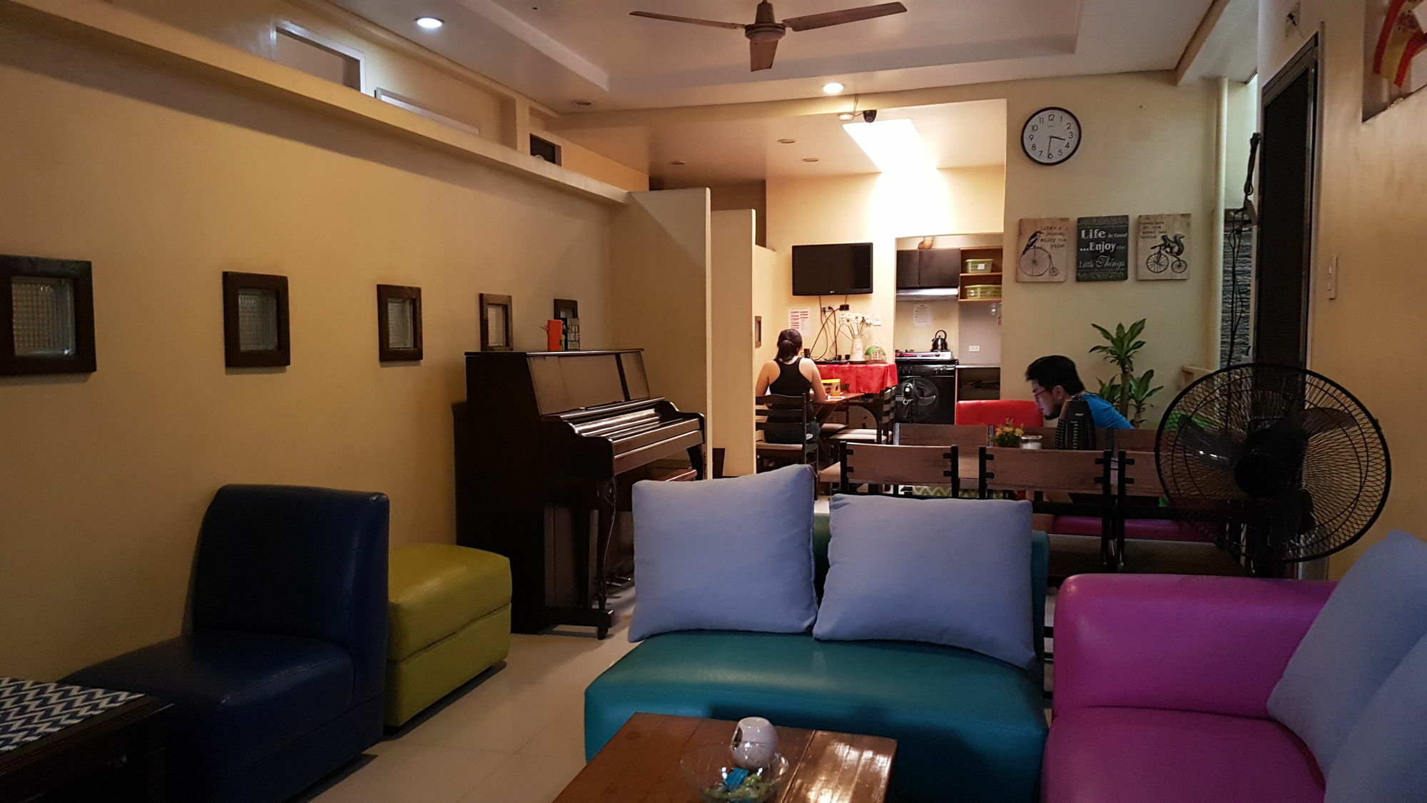 Crossroads Hostel Manila Mandaluyong Bagian luar foto