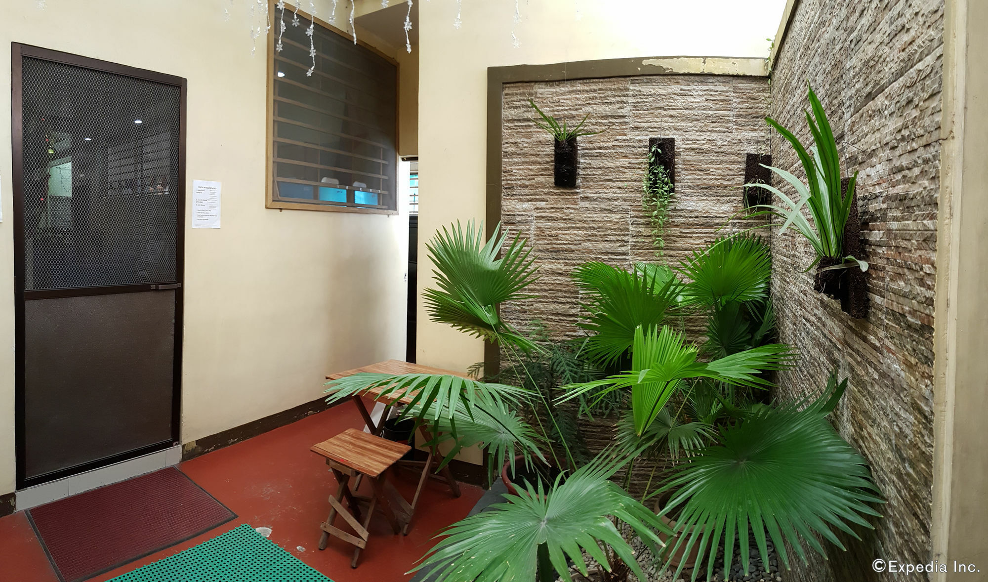 Crossroads Hostel Manila Mandaluyong Bagian luar foto