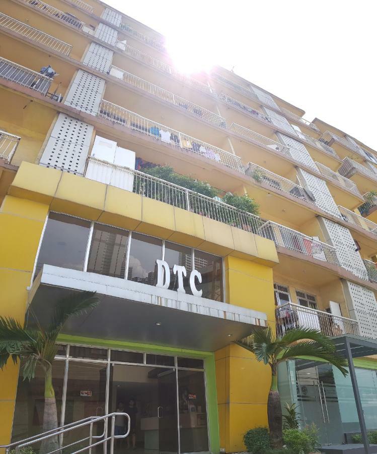 Crossroads Hostel Manila Mandaluyong Bagian luar foto