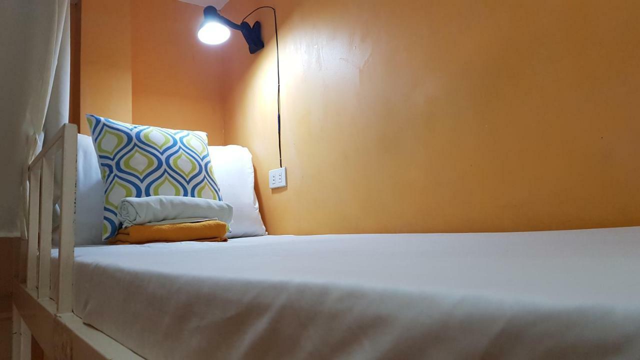 Crossroads Hostel Manila Mandaluyong Bagian luar foto