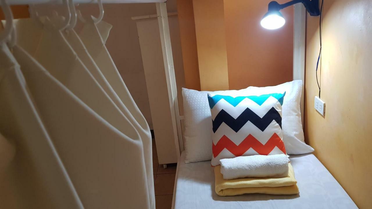 Crossroads Hostel Manila Mandaluyong Bagian luar foto