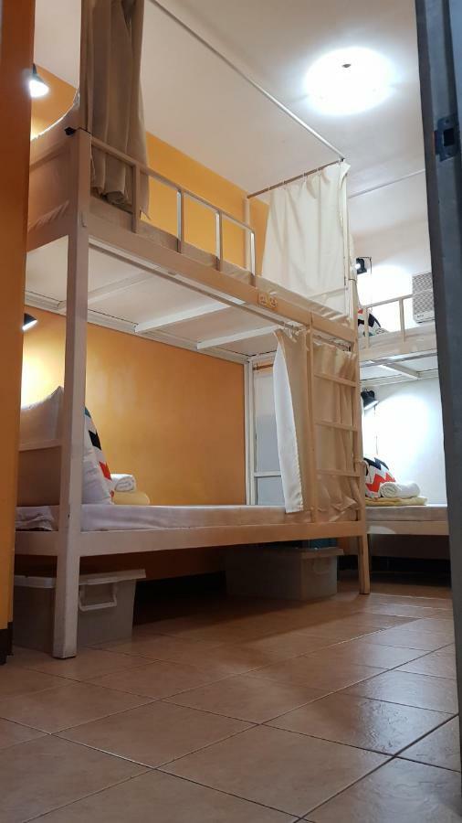 Crossroads Hostel Manila Mandaluyong Bagian luar foto